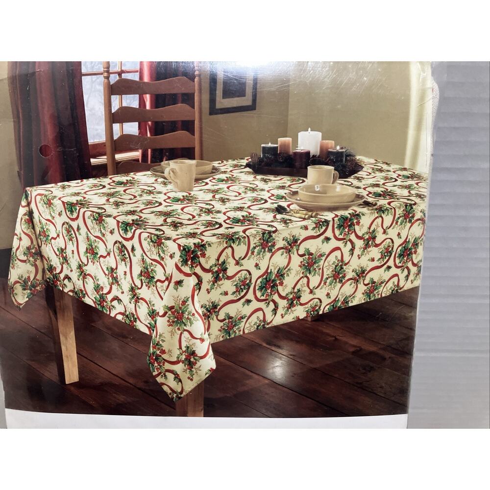 Christmas Tablecloth Holly Berry Fabric Poly Oblong 60x84 Town & Country NEW - Picture 6 of 9